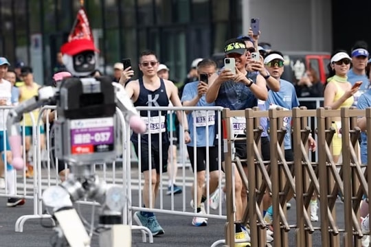 Robot hình người phá kỷ lục chạy bán marathon của con người