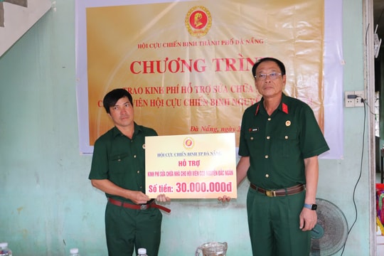 Tặng kinh phí sửa chữa nhà cho cựu chiến binh khó khăn