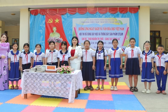 Hội sách, thi đồ dùng dạy học tại Trường Tiểu học Nguyễn Ngọc Bình