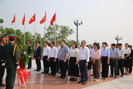Đoàn kiểm tra, giám sát số 12 của Bộ Chính trị dâng hương tại Tượng đài chiến thắng Núi Thành