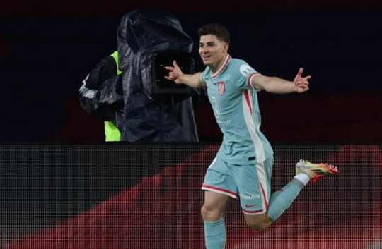 Arsenal đại chiến Barcelona vì Julian Alvarez, MU săn thần đồng 60 triệu bảng