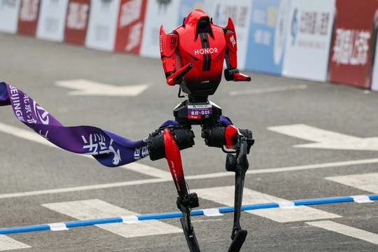 Robot hình người Trung Quốc phá kỷ lục chạy bán marathon với thành tích 50 phút 26 giây