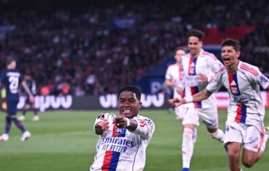 Endrick tỏa sáng giúp Lyon đánh bại PSG 2-1 ngay tại Parc des Princes