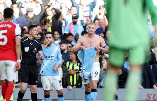 Man City áp sát Arsenal: Cuộc đua vô địch Ngoại hạng Anh chuyển hướng sau chiến thắng 2-1