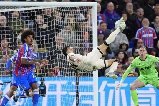 West Ham cầm chân Crystal Palace, Wolves chính thức xuống hạng sớm 5 vòng