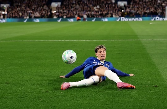 Nụ cười của Sir Jim Ratcliffe khi Manchester United loại bỏ Alejandro Garnacho để thu về 40 triệu bảng
