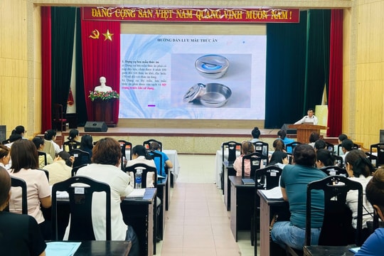 Tập huấn kiến thức an toàn thực phẩm cho trường học phường Hòa Khánh