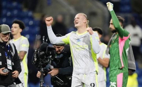 Man City chiếm ngôi đầu Ngoại hạng Anh: Haaland tỏa sáng chính thức tiễn Burnley xuống hạng