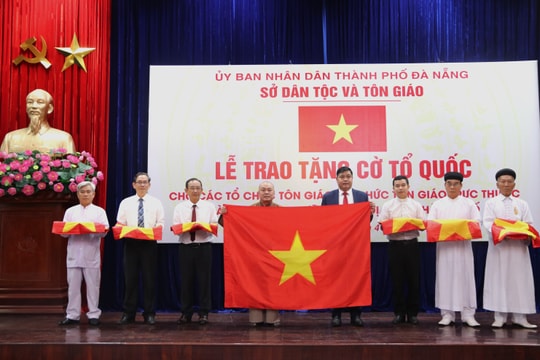 Trao tặng cờ Tổ quốc cho các tổ chức tôn giáo, cơ sở tín ngưỡng tại Đà Nẵng