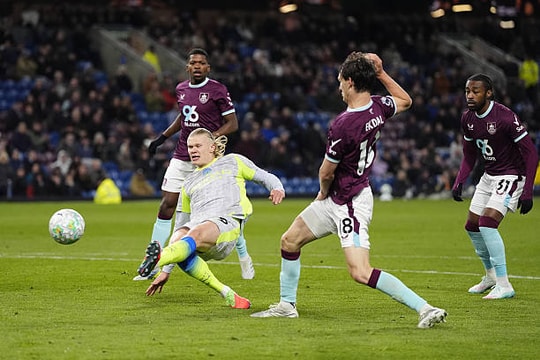 Ngoại hạng Anh: Man City thắng tối thiểu Burnley, Arsenal nuôi hy vọng ở cuộc đua vô địch cân bằng hy hữu