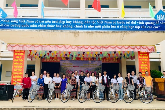 Trao tặng 38 xe đạp và học bổng cho học sinh Trường THPT Quang Trung - Đông Giang