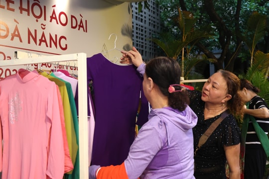 Trao tặng gần 500 “Áo dài 0 đồng” cho phụ nữ khó khăn