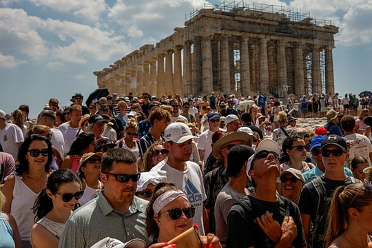 Phố cổ Athens “đau đầu” vì quá tải du khách