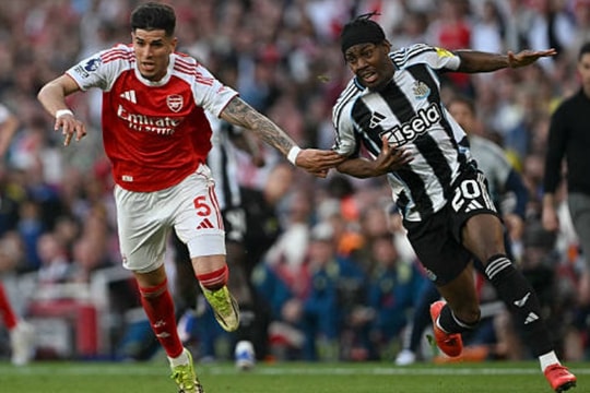 Piero Hincapie tỏa sáng giúp Arsenal thắng kịch tính Newcastle 1-0, giữ vững ngôi đầu Ngoại hạng Anh