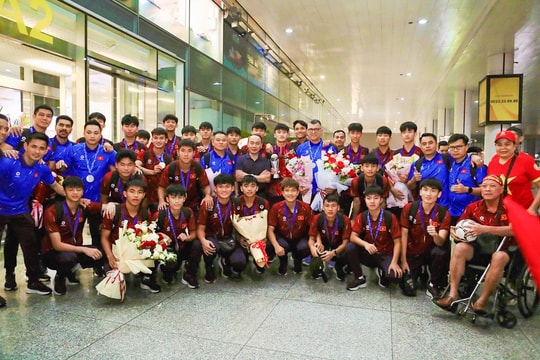 U17 Việt Nam rước cúp vô địch về nước, sẵn sàng cho chiến dịch săn vé World Cup