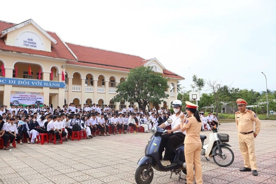Tuyên truyền an toàn giao thông và hướng dẫn lái xe cho học sinh xã Núi Thành