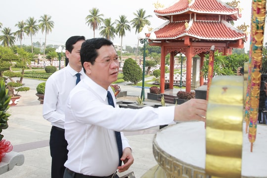 Lãnh đạo thành phố Đà Nẵng dâng hương tại Nghĩa trang Liệt sĩ Điện Bàn