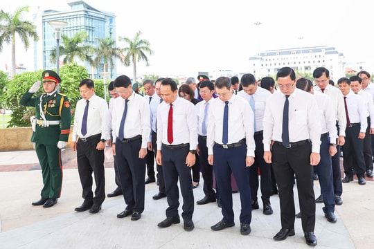 Lãnh đạo thành phố Đà Nẵng dâng hương các anh hùng liệt sĩ