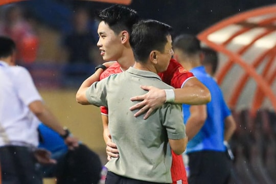 Nguyễn Đình Bắc lập hat-trick và cái ôm tri ân đầy cảm xúc với HLV Văn Sỹ Sơn