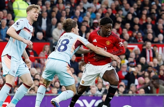Kobbie Mainoo tỏa sáng giúp Manchester United thắng Brentford 2-1 tiến sát Champions League