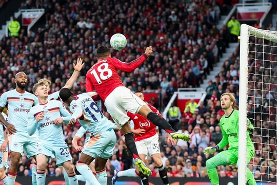 Nước mắt Casemiro và dấu ấn Michael Carrick trong chiến thắng 2-1 của MU trước Brentford