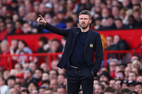 Michael Carrick và nước cờ 5 hậu vệ giúp Man Utd thắng Brentford 2-1