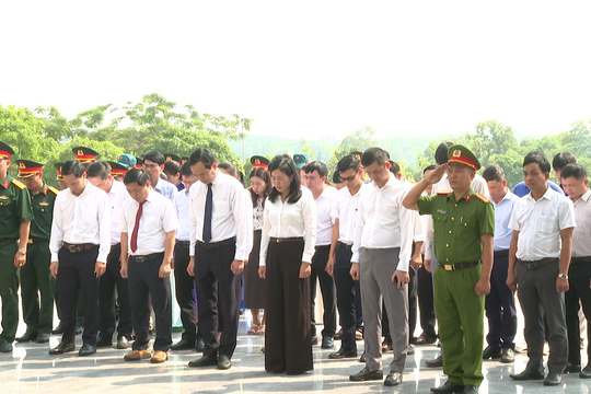 Đoàn Đại biểu Quốc hội thành phố Đà Nẵng dâng hương tại Tượng đài Mẹ Việt Nam anh hùng