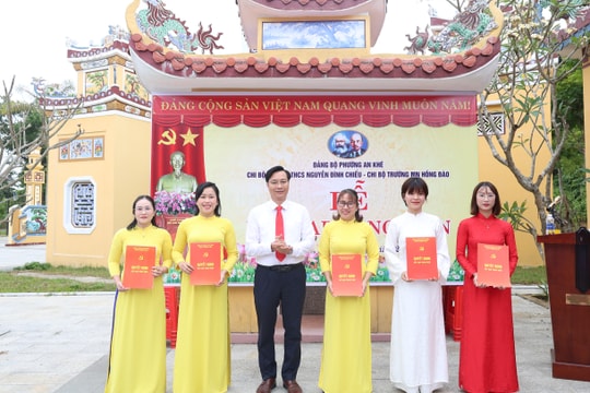 Kết nạp 5 giáo viên ưu tú vào Đảng