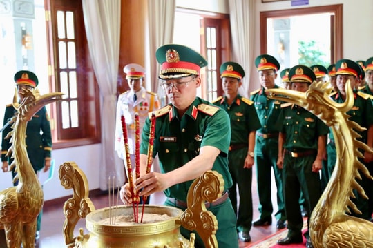 Quân khu 5 dâng hương tưởng niệm Chủ tịch Hồ Chí Minh và các anh hùng liệt sĩ