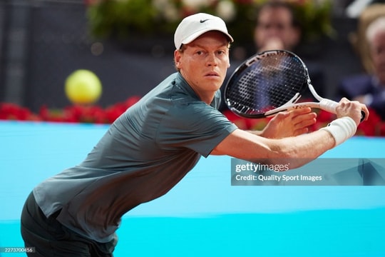 Sinner đánh bại 'trò cưng' của Nadal để vào bán kết Madrid Open