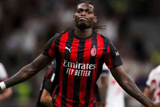 Tin chuyển nhượng 30/4: MU sẵn sàng đổi ngôi sao lấy Rafael Leao, Barca quyết đấu giành Julian Alvarez