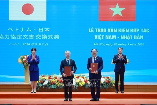 Thủ tướng Lê Minh Hưng và Thủ tướng Nhật Bản chứng kiến trao các văn kiện hợp tác