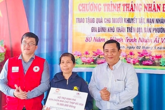Trao quà nhân ái, hỗ trợ sửa nhà cho hộ khó khăn tại phường Hòa Khánh