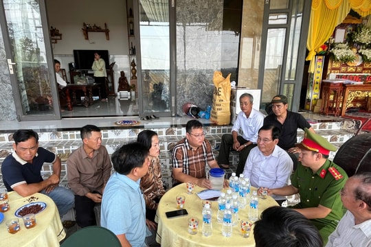 Lãnh đạo xã Thăng Điền thăm hỏi gia đình 2 nạn nhân vụ cháy ô tô tại cây xăng