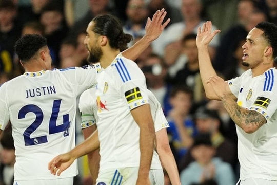 Leeds United đánh bại Burnley 3-1: Calvert-Lewin tỏa sáng, tấm vé trụ hạng trong tầm tay
