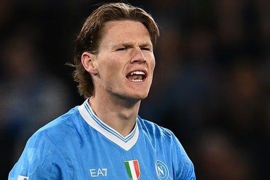 Nainggolan gây tranh cãi khi gọi McTominay là cầu thủ trung bình bất chấp phong độ rực sáng tại Napoli