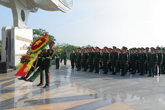 Bộ Chỉ huy Quân sự thành phố Đà Nẵng dâng hương tưởng niệm các Anh hùng liệt sĩ
