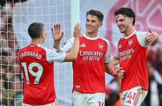 Arsenal thắng áp đảo Fulham 3-0 để nới rộng cách biệt 6 điểm trong cuộc đua vô địch