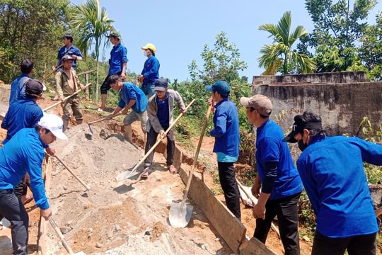 “Hành quân” về làng làm thiện nguyện