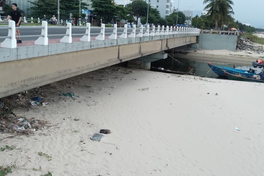 Sớm khắc phục bồi lấp cửa sông Phú Lộc