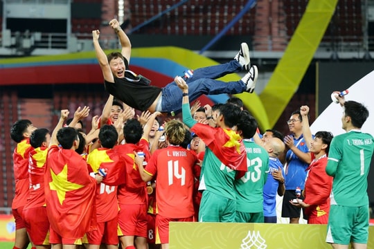HLV Kim Sang Sik và cộng sự nhận Bằng khen của Thủ tướng sau chức vô địch SEA Games 33