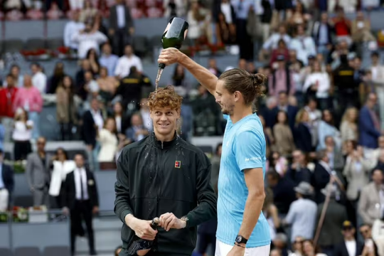 Jannik Sinner hủy diệt Alexander Zverev tại chung kết Madrid Open: Sự thống trị tuyệt đối của số 1 thế giới