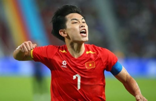 Đình Bắc 2026 so kè Quang Hải 2018: Sự bùng nổ của sát thủ hay tầm ảnh hưởng từ biểu tượng?