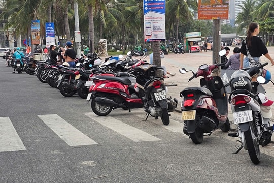 Nguy cơ tai nạn giao thông từ việc để xe dưới lòng đường Võ Nguyên Giáp