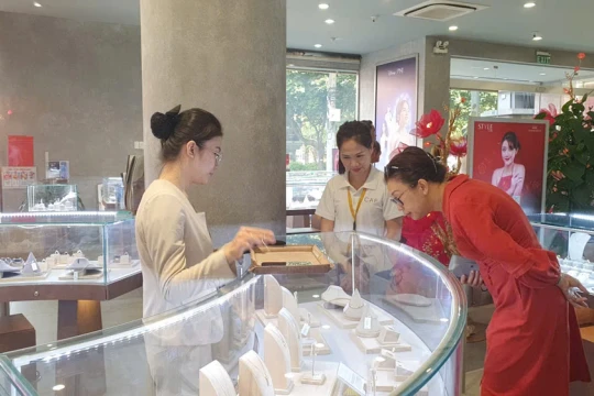 Giá vàng hôm nay 6/5/2026: Giá vàng SJC, nhẫn 9999 và vàng thế giới thứ 4 ngày mới