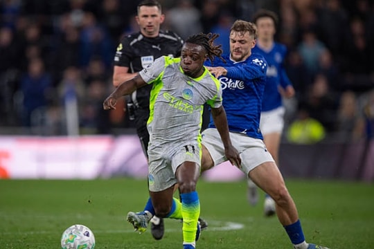 Jeremy Doku lập cú đúp đẳng cấp nhưng Man City mất quyền tự quyết ngôi vương