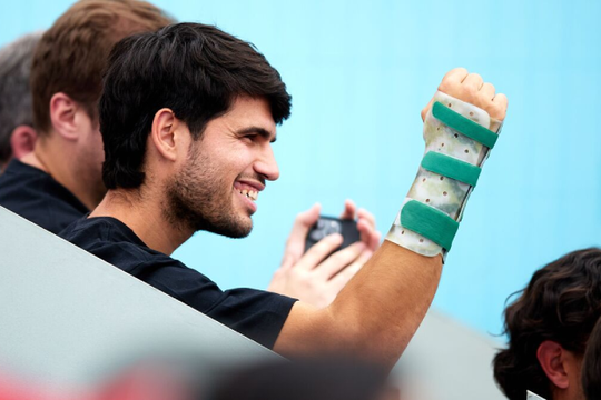 Carlos Alcaraz rút lui khỏi Roland Garros: Chấn thương cổ tay và hồi chuông cảnh báo về lối sống