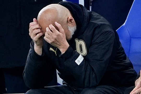 Manchester City đánh rơi điểm số kịch tính: 13 phút thảm họa đe dọa ngôi vương