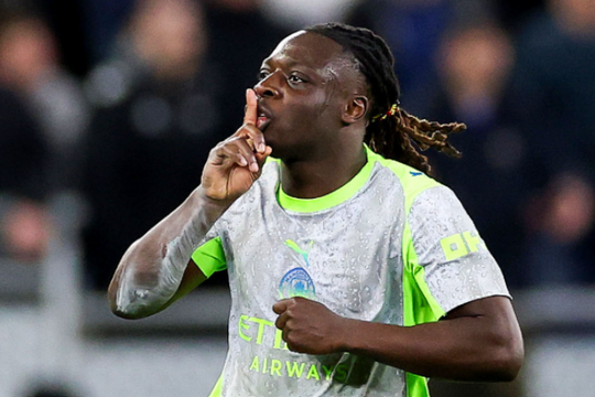 Jeremy Doku lập cú đúp phút bù giờ, Man City chia điểm nghẹt thở 3-3 trước Everton
