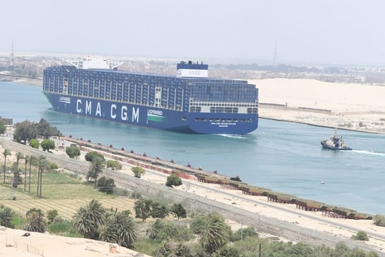 Siêu tàu LNG lớn nhất thế giới lần đầu qua kênh đào Suez